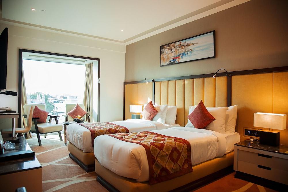 Radisson Lucknow City Center Bagian luar foto