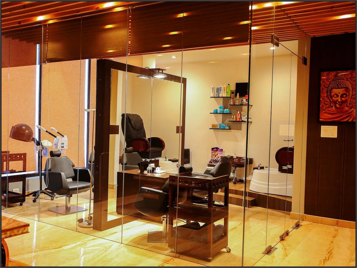Radisson Lucknow City Center Bagian luar foto